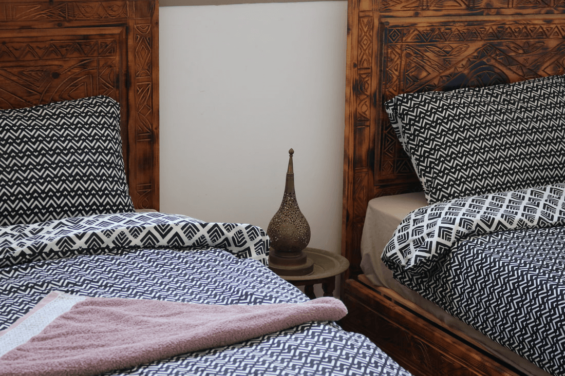 Room with two single beds and Moroccan decoration in Taghazout
